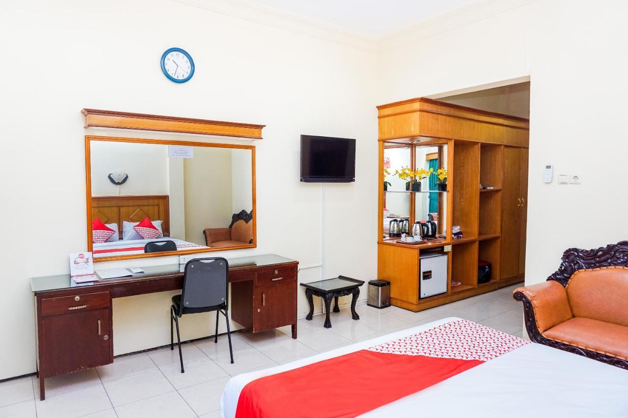 Oyo 375 Hotel Bougenville Syariah Padang  Exterior photo